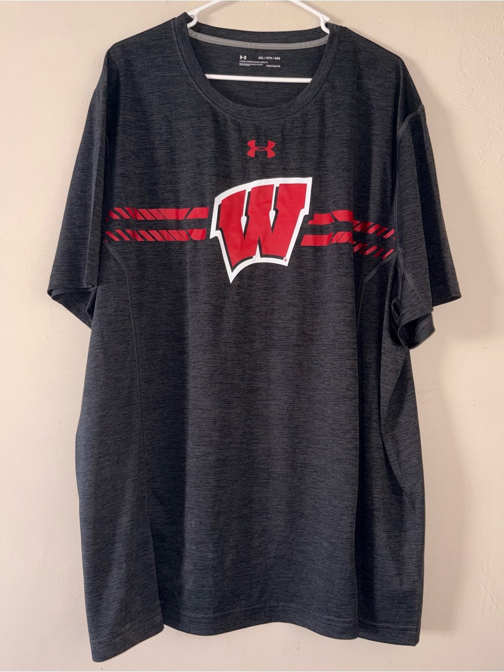 NWT Under Armour Wisconsin Badgers HeatGear Stealth Gray Training Shirt 3XL